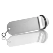 Länglicher, mattsilberner Schlüsselanhänger mit schwarzem Ring an einem Ende und einer Öse mit Haken am anderen, schräg liegend vor weißem Hintergrund mit Spiegelung.